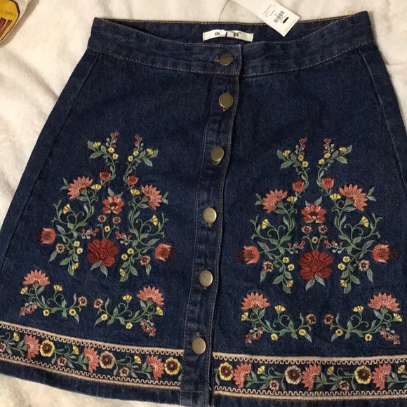 A beautiful flower patterned skirt never been worn - Picture 1 of 2